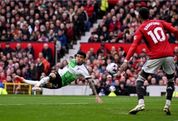 Luis Diaz lập siêu phẩm vô lê 'xé lưới' MU