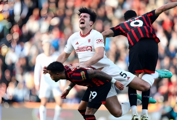 Đá như chấp người, hàng thủ MU khiến tất cả 'ngã ngửa'