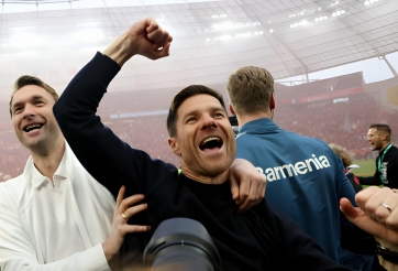 Xabi Alonso tắm trong bia sau khi giúp Leverkusen vô địch Bundesliga