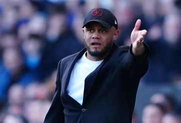 HLV Burnley nói thẳng mặt trọng tài: 'Ông là kẻ lừa đảo'