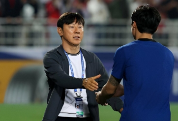 CĐV Hàn Quốc đồng loạt làm một điều với HLV Shin Tae-Yong