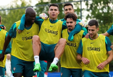 Ronaldo săn siêu kỷ lục châu Âu, được đàn em cung phụng như Vua