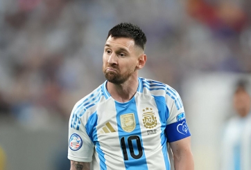 Messi bị bao vậy bởi hơn 40 nhà báo