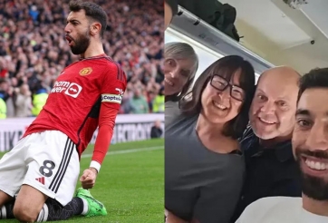 Bruno Fernandes hóa anh hùng, cứu giúp người trên máy bay