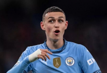 Nhận 'mưa gạch đá', Phil Foden mang cúp ra khoe