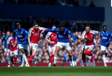 Mất điểm tai hại, Arsenal buông xuôi cuộc đua vô địch Ngoại hạng Anh