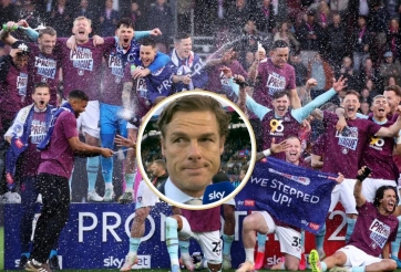 HLV Burnley bật khóc trong ngày thăng hạng Ngoại hạng Anh