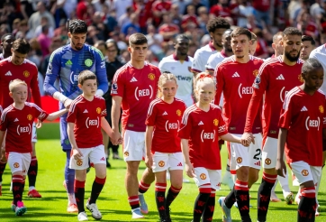 Cầu thủ MU ăn mừng như 'được mùa' khi bị chọc thủng lưới