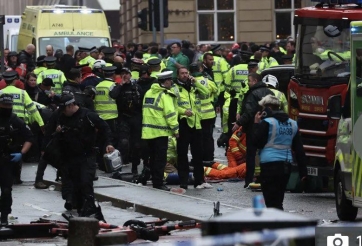 BREAKING: 'Xe điên' khiến hàng chục người bị thương trong lễ diễu hành vô địch của Liverpool