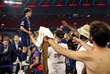 Vô địch C1, hàng ngàn fan PSG tràn xuống sân và phá vỡ khung thành