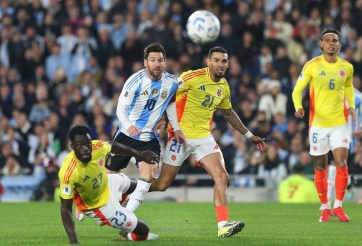 Messi im tiếng, Argentina chật vật thoát hiểm trước Colombia