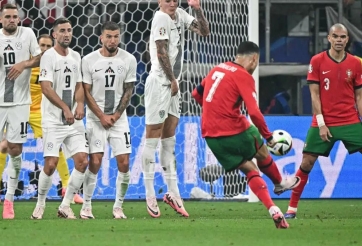 Ronaldo nhận cơn mưa chỉ trích vì 'knuckleball'