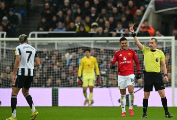 CĐV MU vô cùng tức giận khi ngôi sao Newcastle thoát thẻ đỏ khó tin