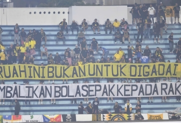 CĐV Malaysia nổi giận, giăng biểu ngữ trên sân Thiên Trường