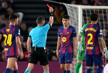 Xử ép Barca, trọng tài chính thức nhận đòn giáng mạnh từ UEFA