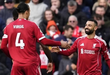 Salah rực sáng, Liverpool áp sát MU trên bảng xếp hạng