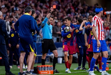 Tranh cãi dữ dội trong trận thua của Barca trước Atletico Madrid