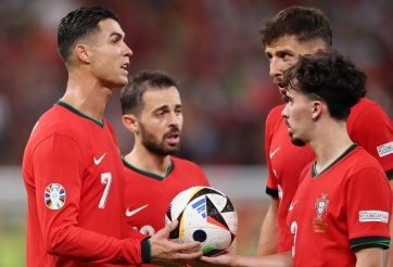 Ronaldo nhận hung tin từ 'nhạc trưởng' số 1 Bồ Đào Nha