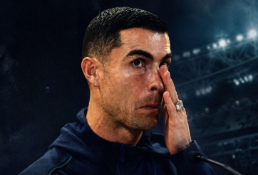 Cập bến CLB vĩ đại, Ronaldo bất ngờ nhận 'mưa gạch đá'