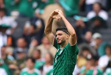 Ghi bàn ở World Cup, người hùng Mexico bật khóc nhớ cha vừa qua đời