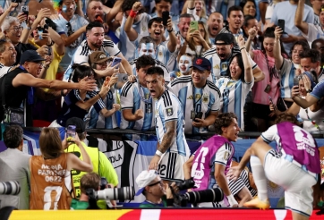 Chạy khỏi sân, tiền đạo Argentina vẫn không bị thẻ vàng thứ 2 trước Thụy Sĩ