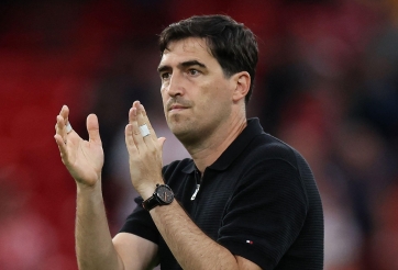 HLV Iraola chỉ rõ vấn đề của Liverpool sau khi suýt thua Newcastle