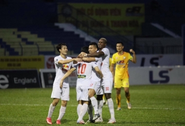 Sút xa đang là miếng đánh nguy hiểm của Kiatisak?