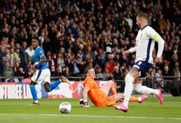 Cựu sao Chelsea ‘đấu võ mồm’ với trọng tài trong trận giao hữu Anh và Brazil