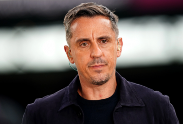 Gary Neville chê hàng tiền vệ MU không làm được những điều cơ bản trước Liverpool