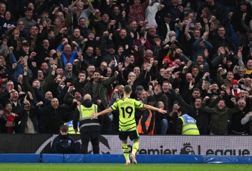 Fan Arsenal mê mẩn với pha ăn mừng bàn thắng của Trossard