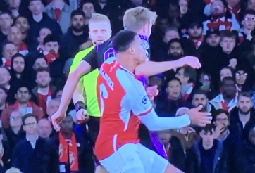 Fan Arsenal bất bình, kể toàn bộ trò xấu của Harry Kane