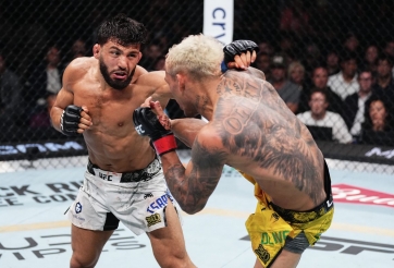 Charles Oliveira không hài lòng với quyết định của trọng tài tại UFC 300