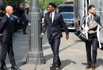 Sao Real Madrid khiến NHM lo lắng khi phải chống nạng dự lễ ăn mừng