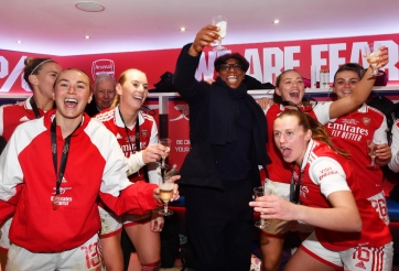 Ian Wright 'cà khịa' Arsenal khi đội nữ vô địch Champions League