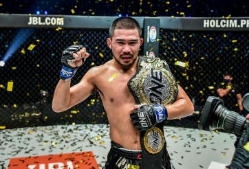 Prajanchai vui mừng khi hạ knock-out Sam-A trong trận tái đấu tranh đai vô địch thế giới