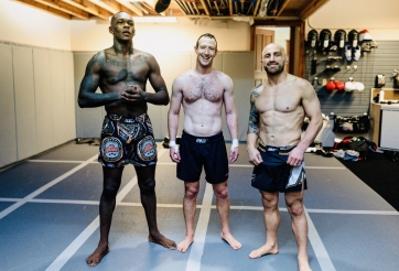 Mark Zuckerberg khoe cơ bắp săn chắc tập luyện cùng nhà vô địch UFC