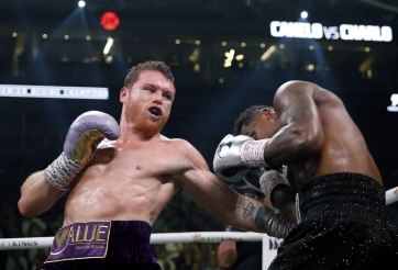 Đánh bại Jermell Charlo, 'Canelo' Alvarez thành công bảo vệ 4 đai vô địch hạng siêu trung