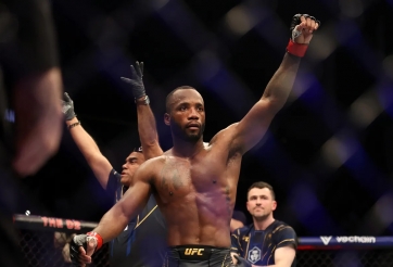 Leon Edwards ném chai nước về phía Colby Covington trong buổi họp báo trước UFC 296