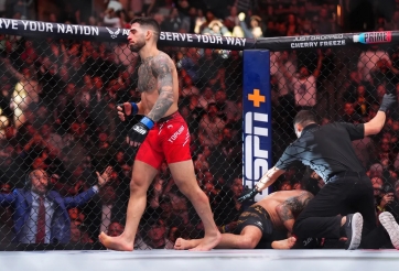 UFC 298: 'Đại đế' bị truất ngôi, Ilia Topuria trở thành nhà đương kim vô địch hạng lông UFC