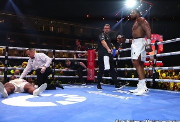 Anthony Joshua là “Ông vua hạng nặng”