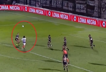 VIDEO: Bàn thắng được ghi theo cách nằm ngoài tưởng tượng của con người