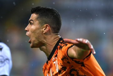 Một mình Ronaldo đưa Juve trở về từ cõi chết