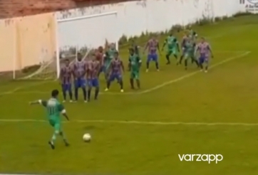 VIDEO: 'Ronaldo ao làng' đá phạt cực ảo khiến người xem há hốc mồm