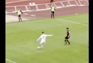 VIDEO: Pha tạt bóng bá đạo nhất năm, bóng ở lại người bay