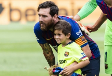 Hàng chục triệu lượt xem ba bố con Messi trổ tài chơi bóng