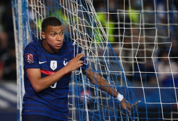 Tuyển Pháp ngã ngựa trên sân nhà