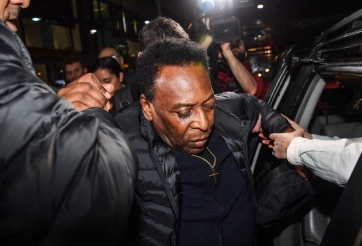 Huyền thoại Pele tiếp tục phải nhập viện