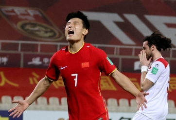 'Ronaldo Trung Quốc' lập công 'ảo diệu' từ ngoài vòng cấm