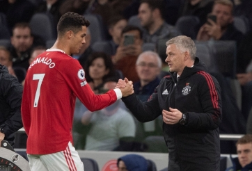 Ronaldo sắm vai người đại diện, giúp MU thay thế Solskjaer