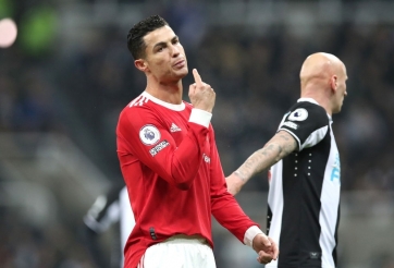 Ronaldo bị chỉ trích thậm tệ vì hành động 'gây ảnh hưởng xấu' tới MU